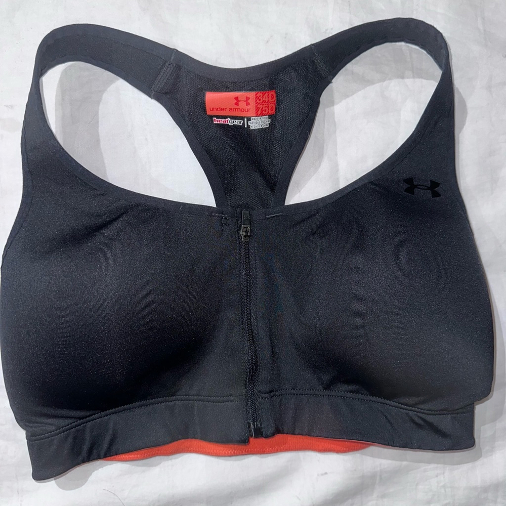NWOT Women’s 32D Under Armour Heat Gear Zip Front Black Padded Sports Bra